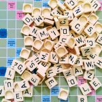 ein Haufen Buchstaben auf einem Scrabble Spielfeld / a bunch of letters at a Scrabble board playfield